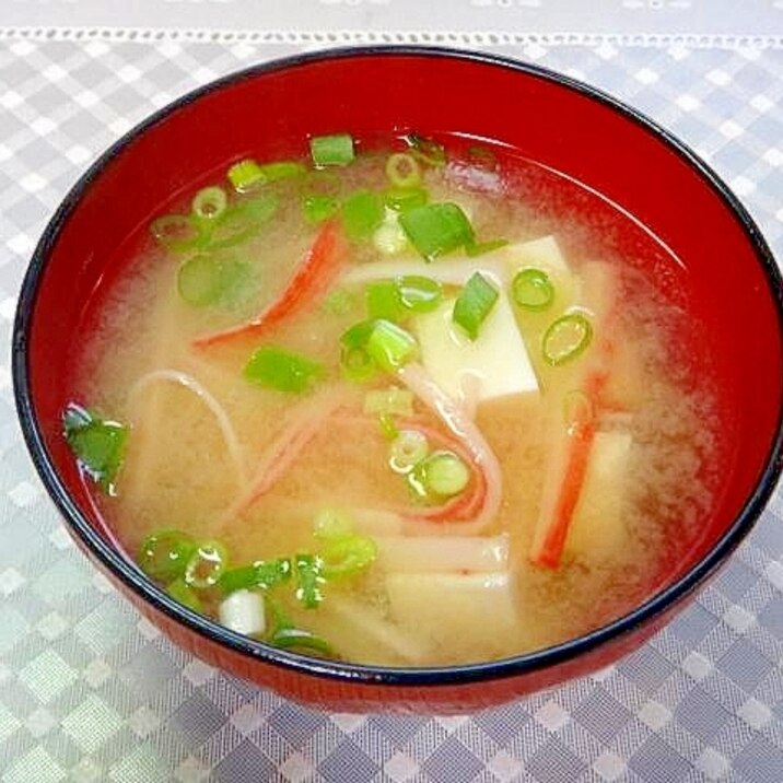 豆腐とカニカマの味噌汁